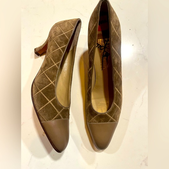 Salvatore Ferragamo Beige Suede Leather Criss-Cross Pumps Made in Italy 9 AAAA - Picture 1 of 8